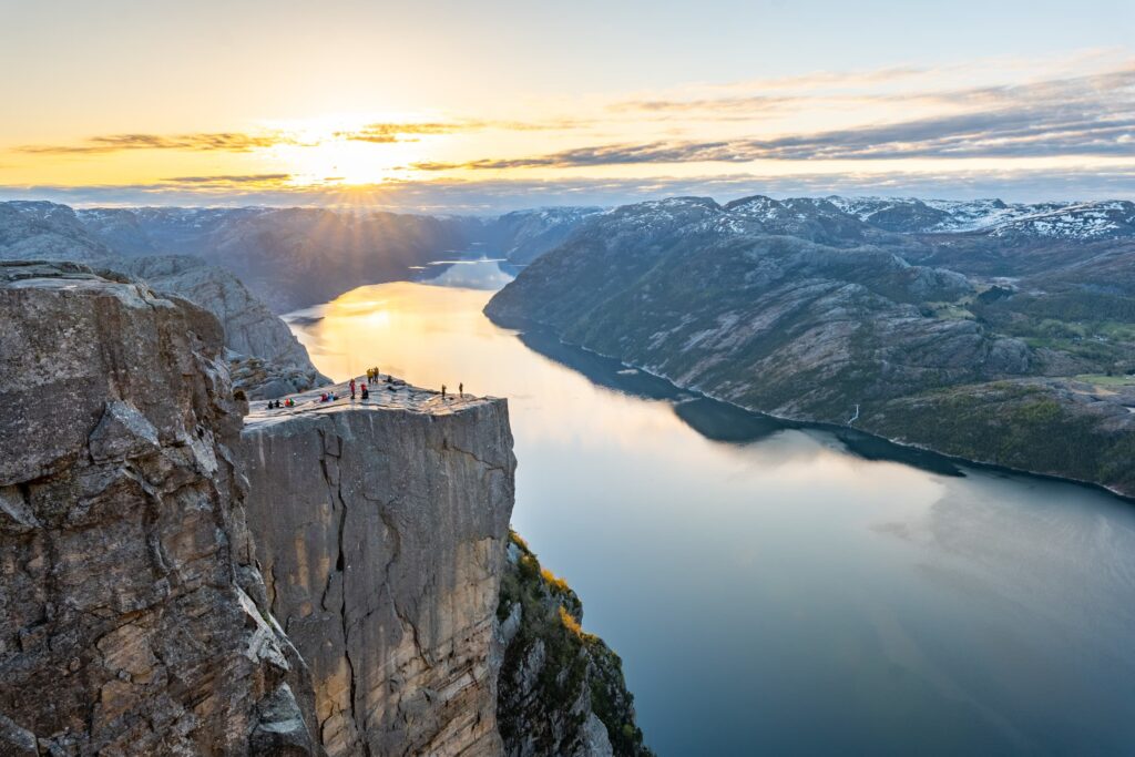 Destinácie preikestolen sunrise lysefjorden cloudy sky